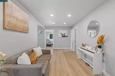 Entry Way - 734 Warford Ave, Vallejo, CA 94591 photo 1 of 1