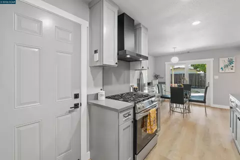 Kitchen - 734 Warford Ave, Vallejo, CA 94591 photo 3 of 4