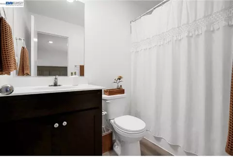 Bath - 698 Keng Crt, Merced, CA 95341 photo 2 of 2