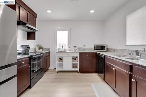 Kitchen - 698 Keng Crt, Merced, CA 95341 photo 1 of 1