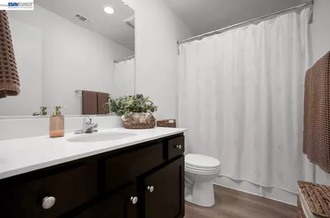 Bath - 698 Keng Crt, Merced, CA 95341 photo 1 of 2