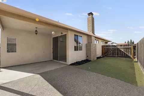 Exterior - 534 Reisling Ct, Manteca, CA 95337 photo 3 of 7