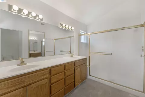 Bath - 534 Reisling Ct, Manteca, CA 95337 photo 3 of 3