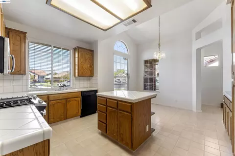 Kitchen - 534 Reisling Ct, Manteca, CA 95337 photo 3 of 4