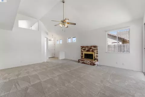 Living - 534 Reisling Ct, Manteca, CA 95337 photo 2 of 4
