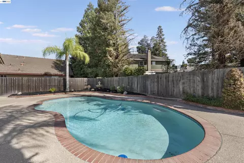 Exterior - 534 Reisling Ct, Manteca, CA 95337 photo 4 of 7