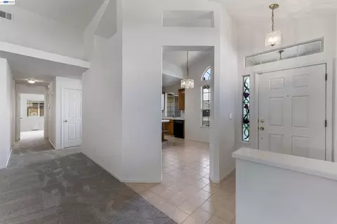 Entry Way - 534 Reisling Ct, Manteca, CA 95337 photo 2 of 4
