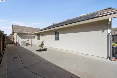 Exterior - 534 Reisling Ct, Manteca, CA 95337 photo 6 of 7