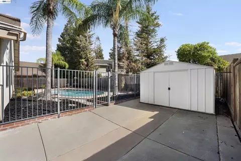 Exterior - 534 Reisling Ct, Manteca, CA 95337 photo 5 of 7