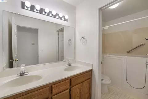 Bath - 534 Reisling Ct, Manteca, CA 95337 photo 1 of 3