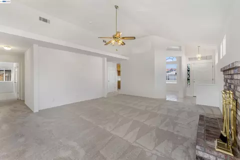 Living - 534 Reisling Ct, Manteca, CA 95337 photo 3 of 4