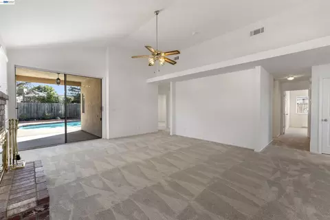 Living - 534 Reisling Ct, Manteca, CA 95337 photo 4 of 4