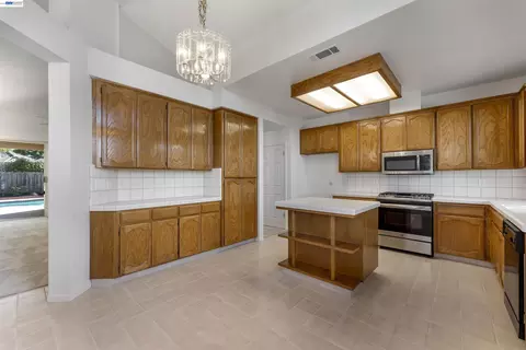 Kitchen - 534 Reisling Ct, Manteca, CA 95337 photo 2 of 4