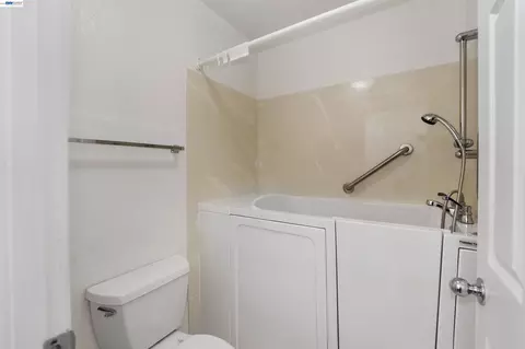 Bath - 534 Reisling Ct, Manteca, CA 95337 photo 2 of 3
