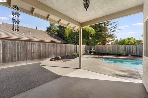 Exterior - 534 Reisling Ct, Manteca, CA 95337 photo 2 of 7