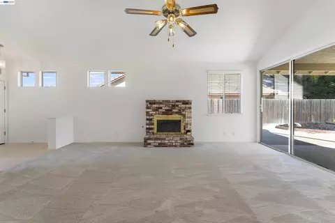 Living - 534 Reisling Ct, Manteca, CA 95337 photo 1 of 4