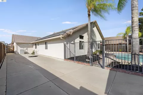 Exterior - 534 Reisling Ct, Manteca, CA 95337 photo 7 of 7