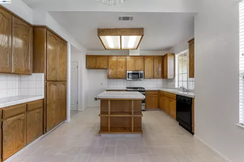Kitchen - 534 Reisling Ct, Manteca, CA 95337 photo 4 of 4