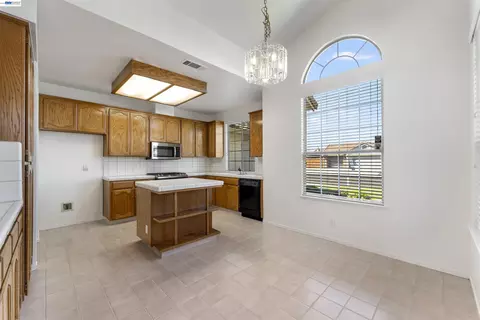 Kitchen - 534 Reisling Ct, Manteca, CA 95337 photo 1 of 4