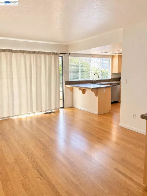 Living - 2204 Cheyenne Way, Modesto, CA 95356 photo 3 of 4