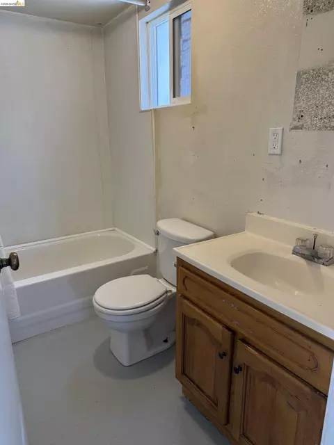 Bath - 249 15th St, Richmond, CA 94801 photo 1 of 1