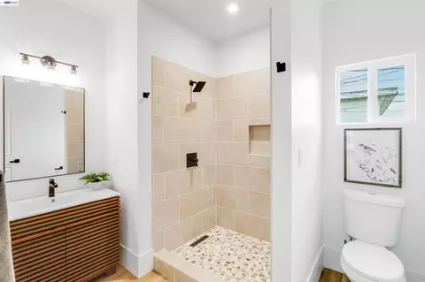Bath - 422 Monterey St, Vallejo, CA 94590 photo 1 of 2