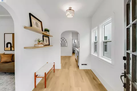 Entry Way - 422 Monterey St, Vallejo, CA 94590 photo 2 of 11
