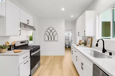 Entry Way - 422 Monterey St, Vallejo, CA 94590 photo 5 of 11