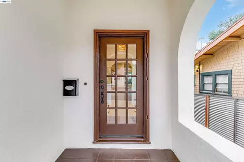 Entry Way - 422 Monterey St, Vallejo, CA 94590 photo 1 of 11