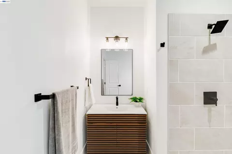 Bath - 422 Monterey St, Vallejo, CA 94590 photo 2 of 2