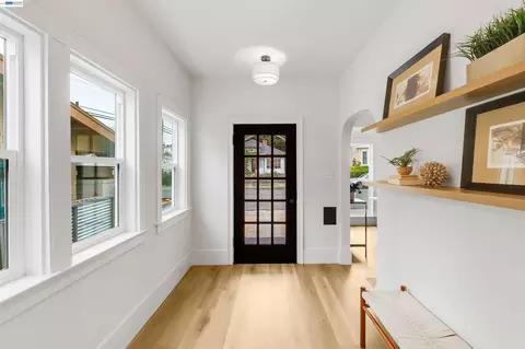 Entry Way - 422 Monterey St, Vallejo, CA 94590 photo 4 of 11