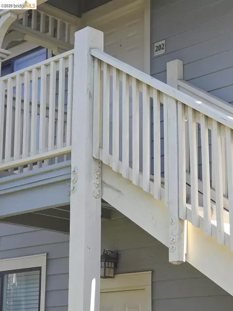 202 Shoreline Ct, Richmond, CA 94804