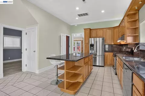 Kitchen - 2244 E 20th St, Oakland, CA 94606 photo 5 of 9