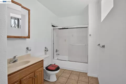 Bath - 2244 E 20th St, Oakland, CA 94606 photo 5 of 6
