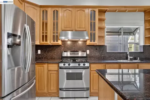 Kitchen - 2244 E 20th St, Oakland, CA 94606 photo 4 of 9