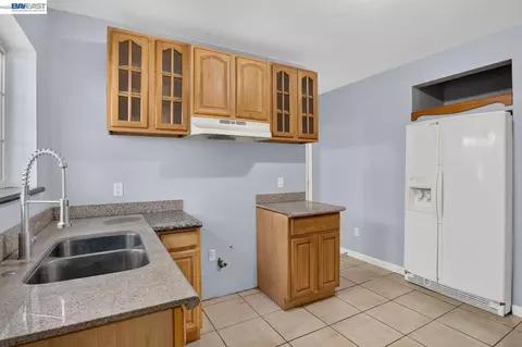 Kitchen - 2244 E 20th St, Oakland, CA 94606 photo 6 of 9
