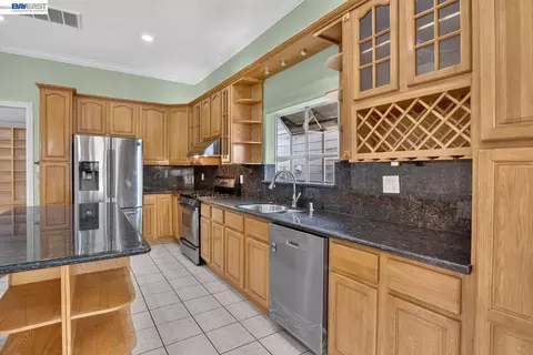 Kitchen - 2244 E 20th St, Oakland, CA 94606 photo 3 of 9