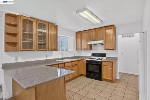Kitchen - 2244 E 20th St, Oakland, CA 94606 photo 9 of 9