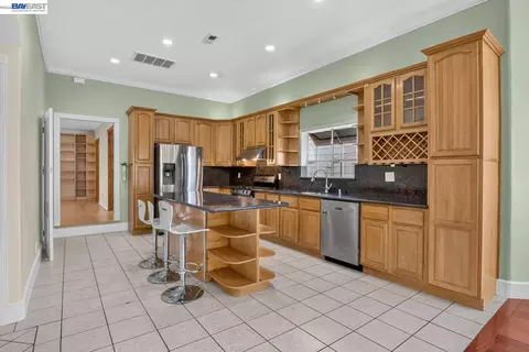 Kitchen - 2244 E 20th St, Oakland, CA 94606 photo 2 of 9