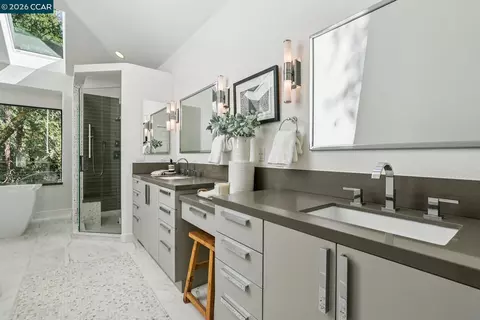 Bath - 11 Redwood Cir, Lafayette, CA 94549 photo 2 of 3