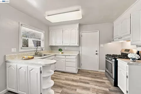 Kitchen - 5946 Cinnabar Ct, Newark, CA 94560 photo 2 of 3