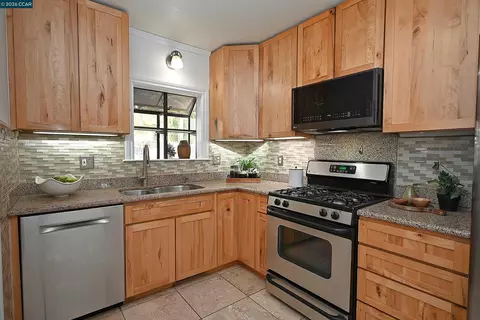 Kitchen - 1035 Palm Ave, Martinez, CA 94553 photo 2 of 4