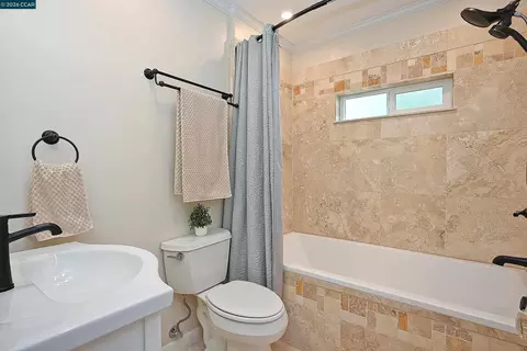 Bath - 1035 Palm Ave, Martinez, CA 94553 photo 1 of 2