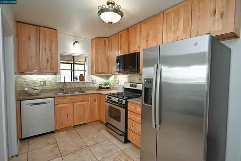 Kitchen - 1035 Palm Ave, Martinez, CA 94553 photo 3 of 4