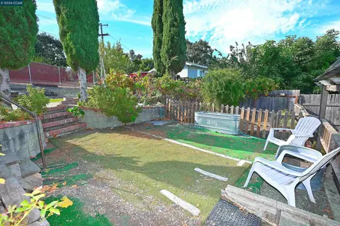 Exterior - 1035 Palm Ave, Martinez, CA 94553 photo 6 of 10