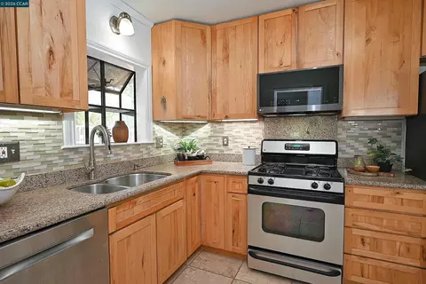 Kitchen - 1035 Palm Ave, Martinez, CA 94553 photo 1 of 4