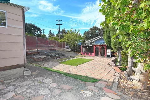 Exterior - 1035 Palm Ave, Martinez, CA 94553 photo 5 of 10