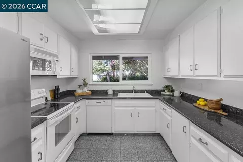 Kitchen - 143 Miramonte Dr, Moraga, CA 94556 photo 3 of 4