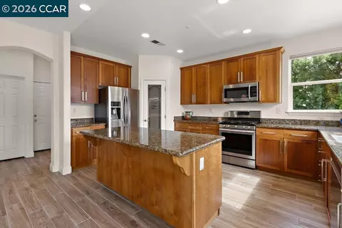 Kitchen - 240 Explorer Way, Martinez, CA 94553 photo 4 of 5
