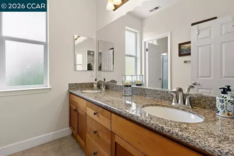 Bath - 240 Explorer Way, Martinez, CA 94553 photo 3 of 5